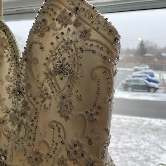 Never worn wedding dress with tags on - Picture 2 of 9